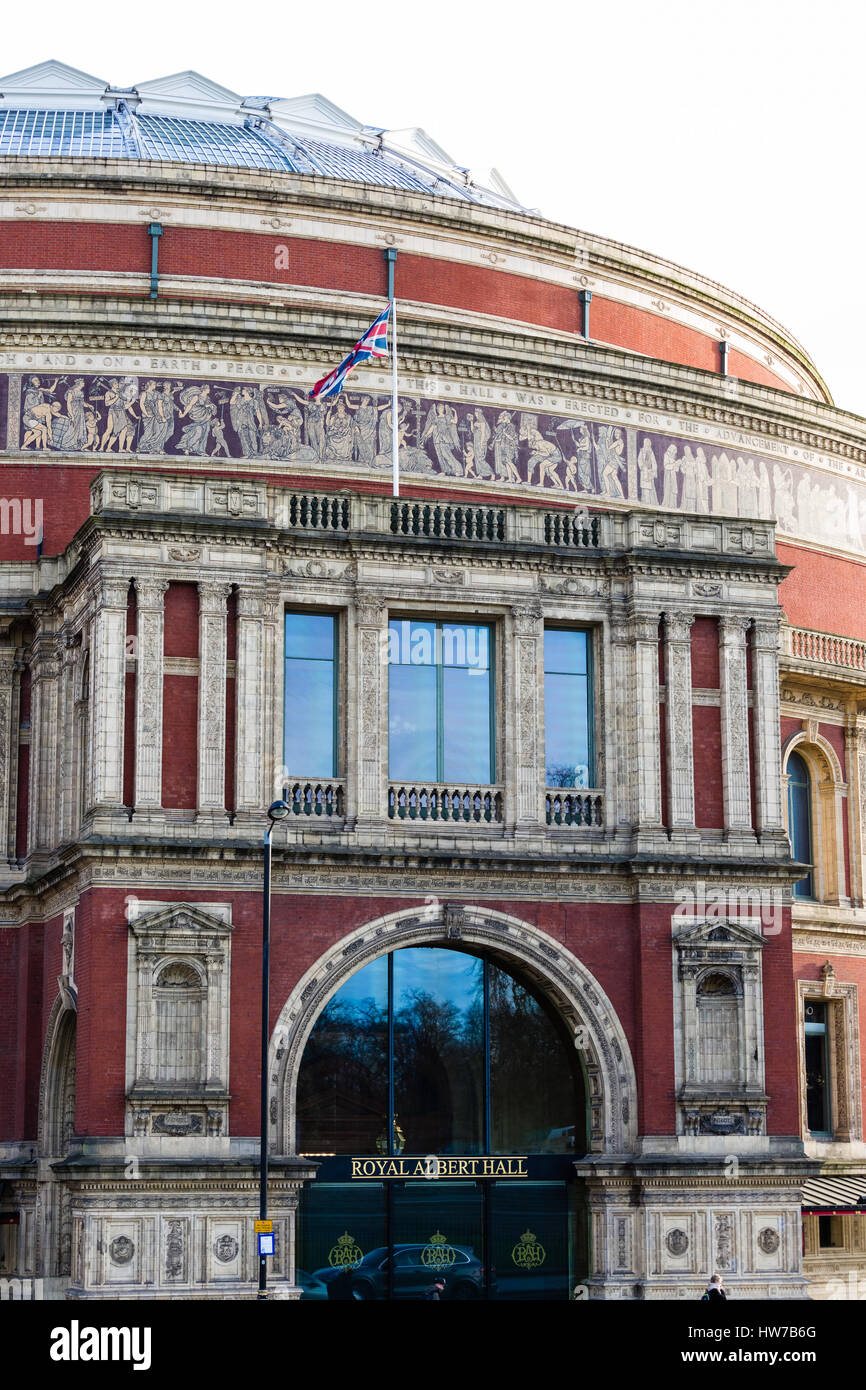 Fassade eines Gebäudes in London. Typisch englische Architektur Stockfoto