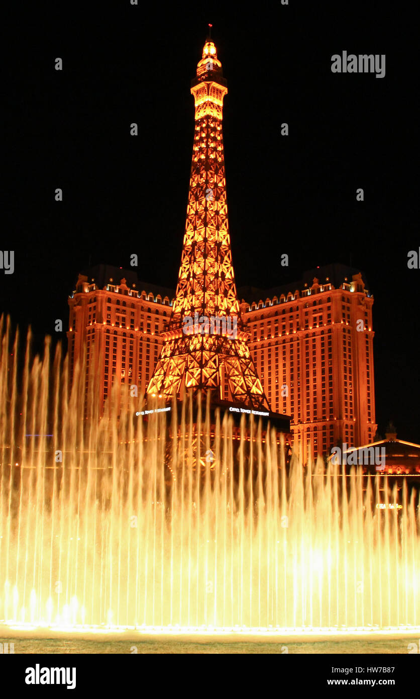 LAS VEGAS, USA - 8. April 2014: Nacht Blick auf die tanzenden Springbrunnen des Bellagio und der Eiffelturm Replik des Paris Hotel in Las Vegas Nevada Stockfoto