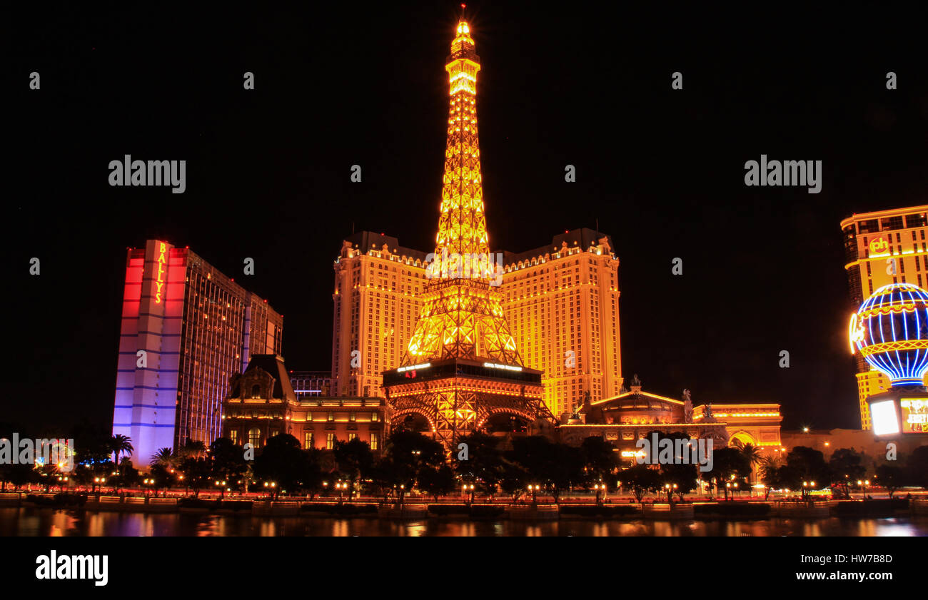 LAS VEGAS, USA - 8. April 2014: Nacht Blick auf die tanzenden Springbrunnen des Bellagio und der Eiffelturm Replik des Paris Hotel in Las Vegas Nevada Stockfoto