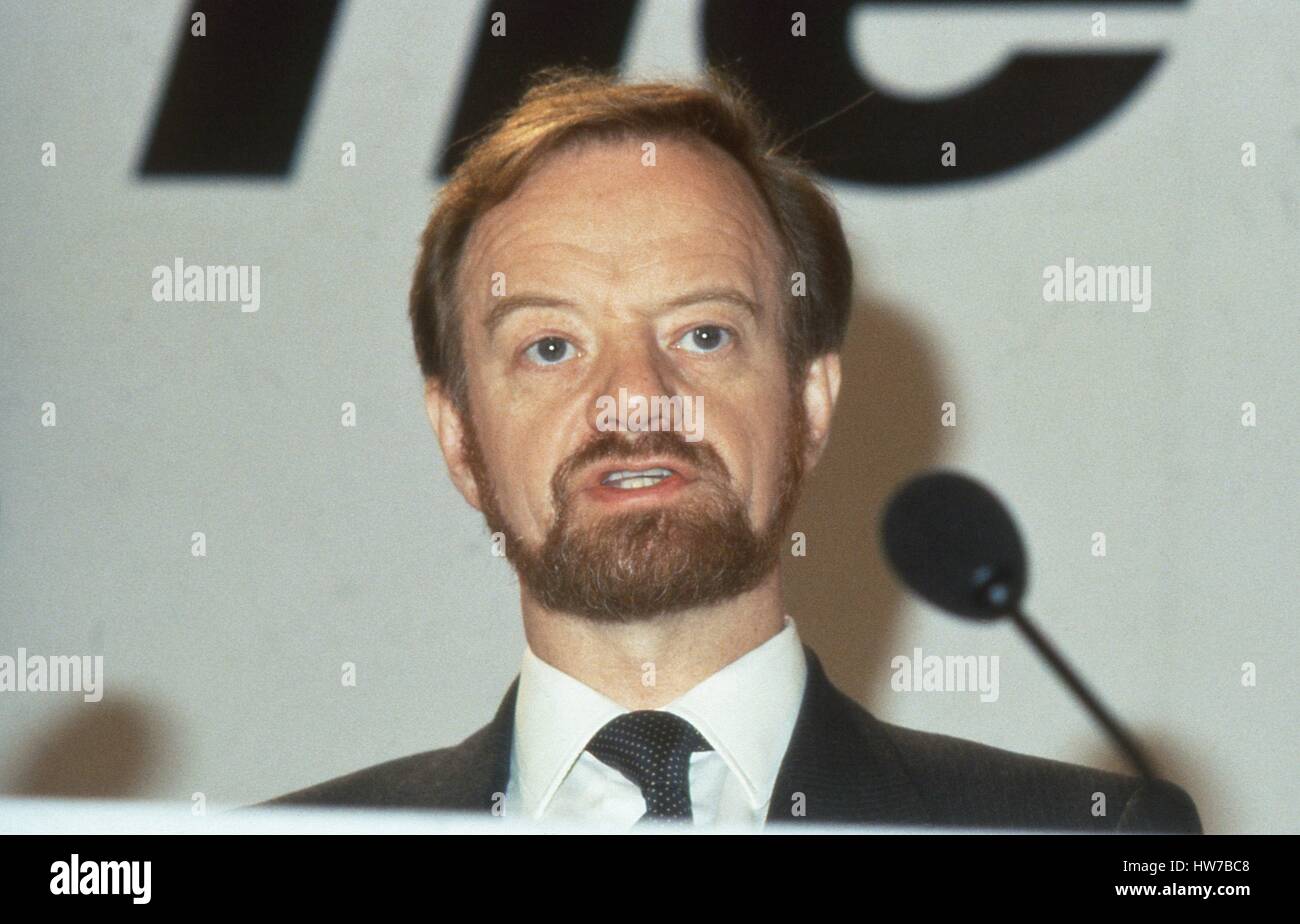 Robin Cook, Schatten Staatssekretär für Gesundheit und Arbeit Partei Parlamentsmitglied für Livingstone, besucht einen Party Gesundheit Politik Start in London, England am 6. Dezember 1990. Stockfoto