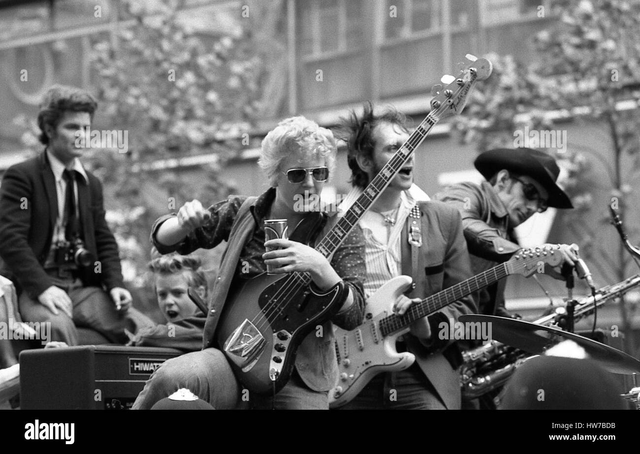 Live spielen die britischen Rockabilly-Gruppe The Flying Saucers während des Marsches der Rock And Roll Radio-Kampagne in Central London, England am 15. Mai 1976. Die Kampagne zielte darauf ab, bekommen mehr 50er Jahre Stil Rock und roll-Musik, gespielt auf BBC Radio. Stockfoto