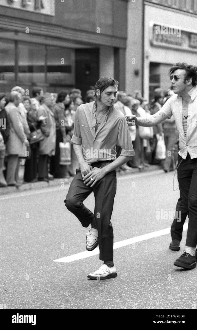 Musik-Fans tanzen auf der Straße während der Rock And Roll Radiokampagne März im Zentrum von London, England am 15. Mai 1976. Die Kampagne zielte darauf ab, bekommen mehr 50er Jahre Stil Rock und roll-Musik, gespielt auf BBC Radio. Stockfoto