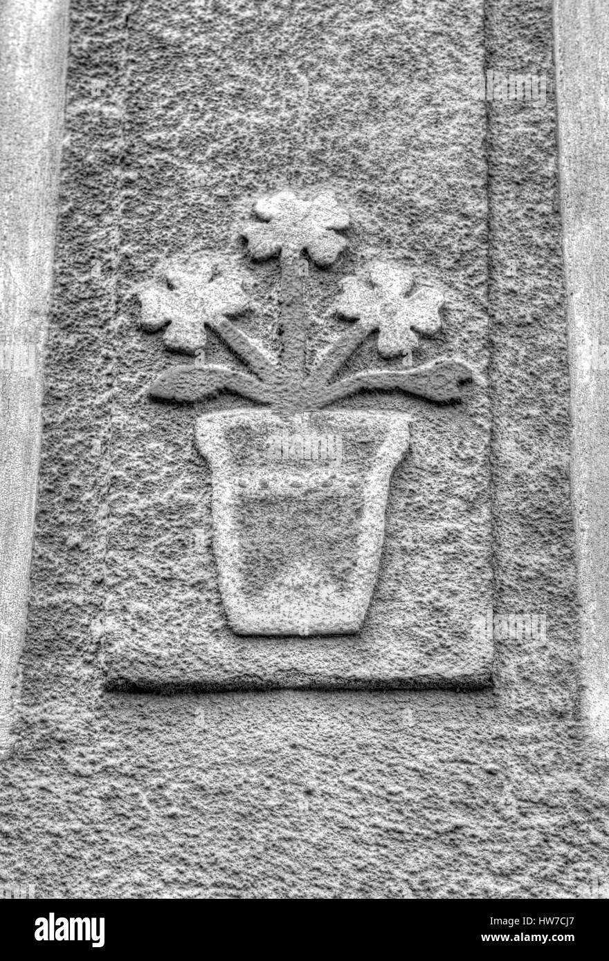 Schöne Wanddekoration mit steinernen Blumen in schwarz und weiß Stockfoto