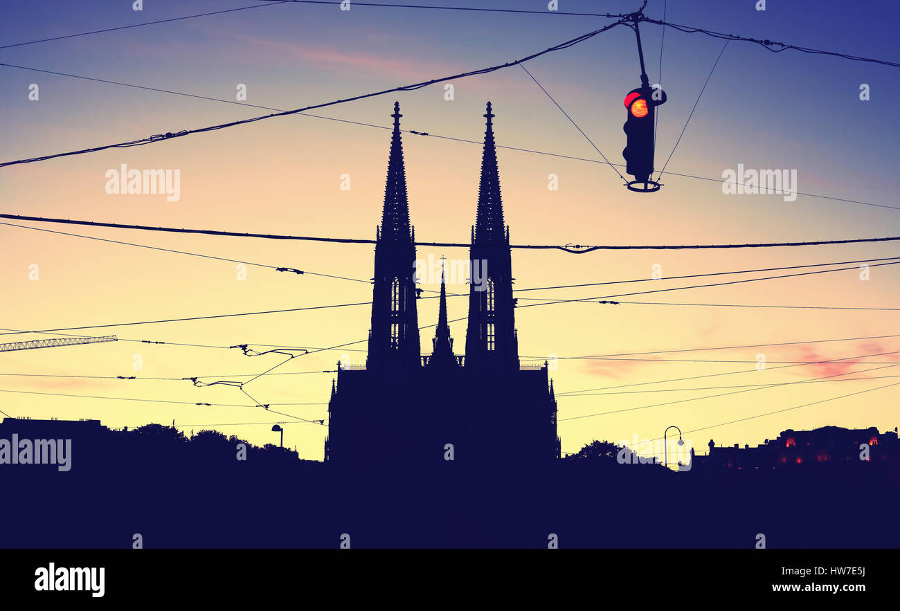 Silhouette der Votivkirche (Votivkirche) und hängende Ampel an Dusk, Farbe toning angewendet. Stockfoto