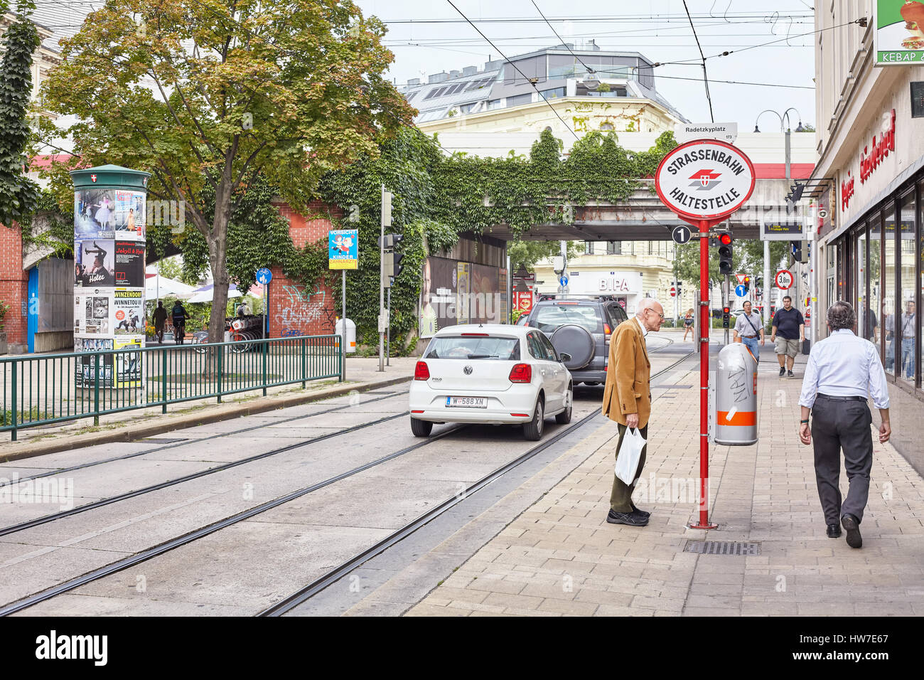 Wien, Österreich - 14. August 2016: Ein älterer Mann liest Fahrplan an der Haltestelle in der Innenstadt von Vienna. Stockfoto