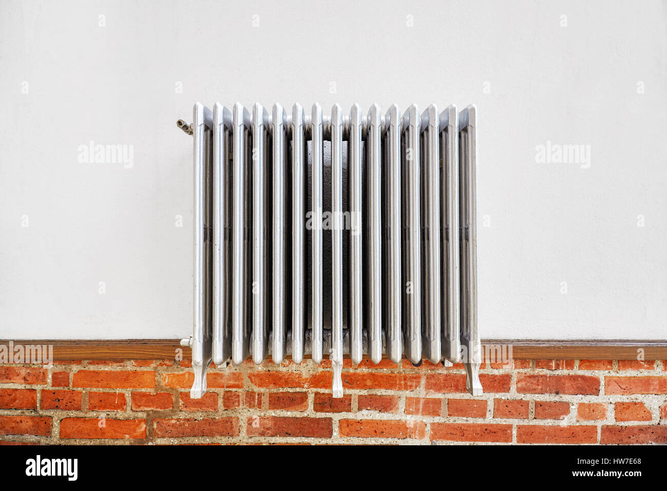 Alte Heizkörper an der Wand. Stockfoto Alte Heizkörper an der Wand. Stockfoto