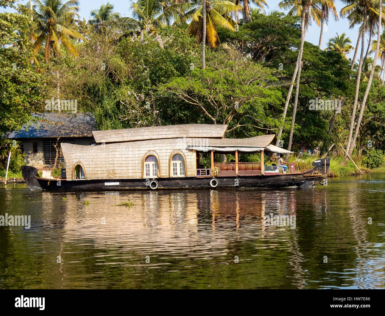 Backwaters mit Hausboot in Alleppey, Kerala, Indien Stockfoto