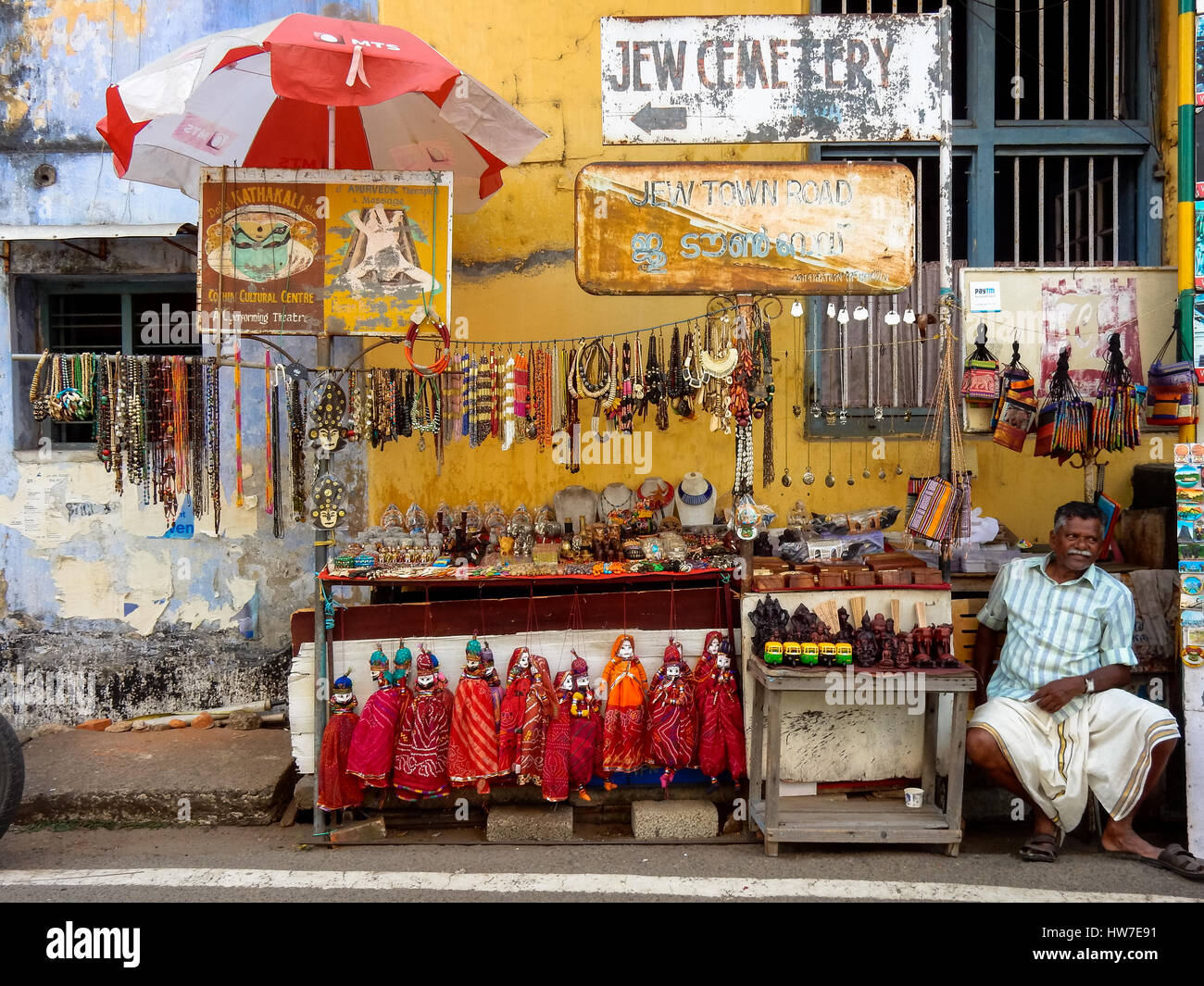 Mann am Streetshop mit Souvenirs in Kerala, Indien Stockfoto