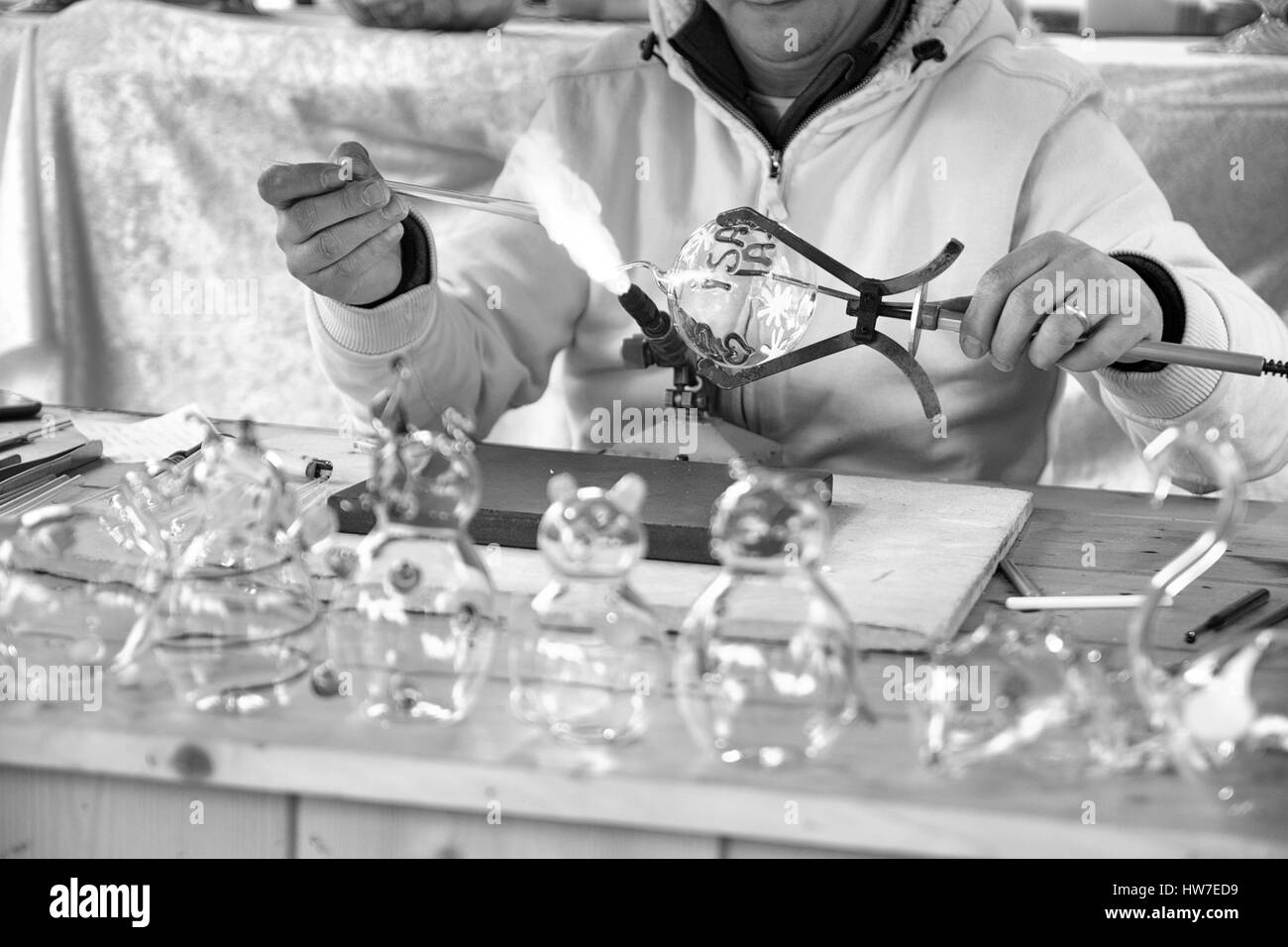 Handwerker, Glasobjekte mit einer Taschenlampe zu verzieren. Stockfoto