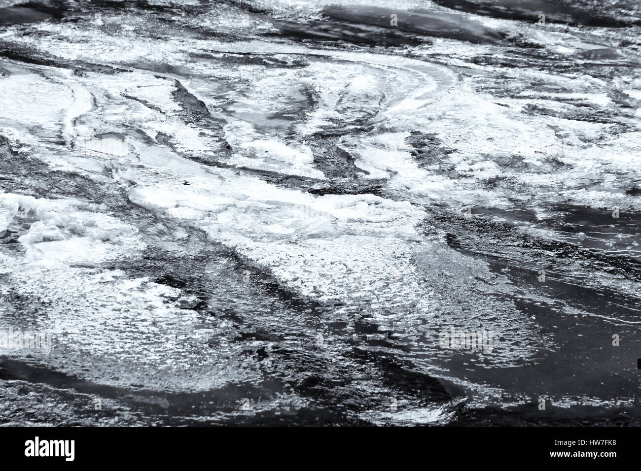 Eis auf teilweise zugefrorenen Fluss Oberfläche Stockfoto