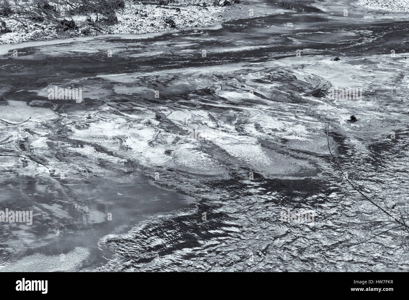 Eis Patches auf Fluss umleiten Stockfoto