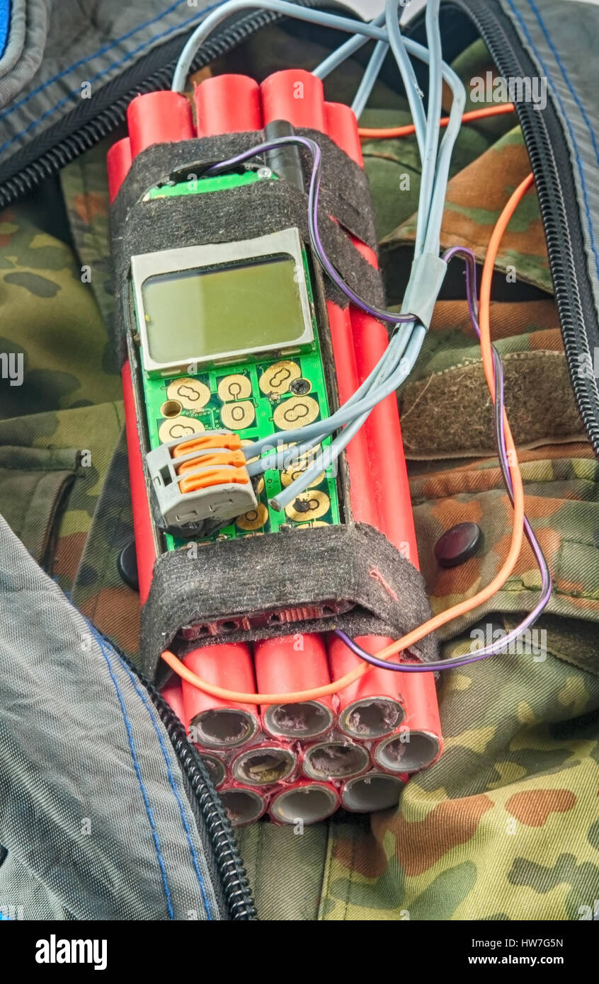 Zeitbombe mit Zünder ist in Tasche isoliert auf weiss Stockfoto