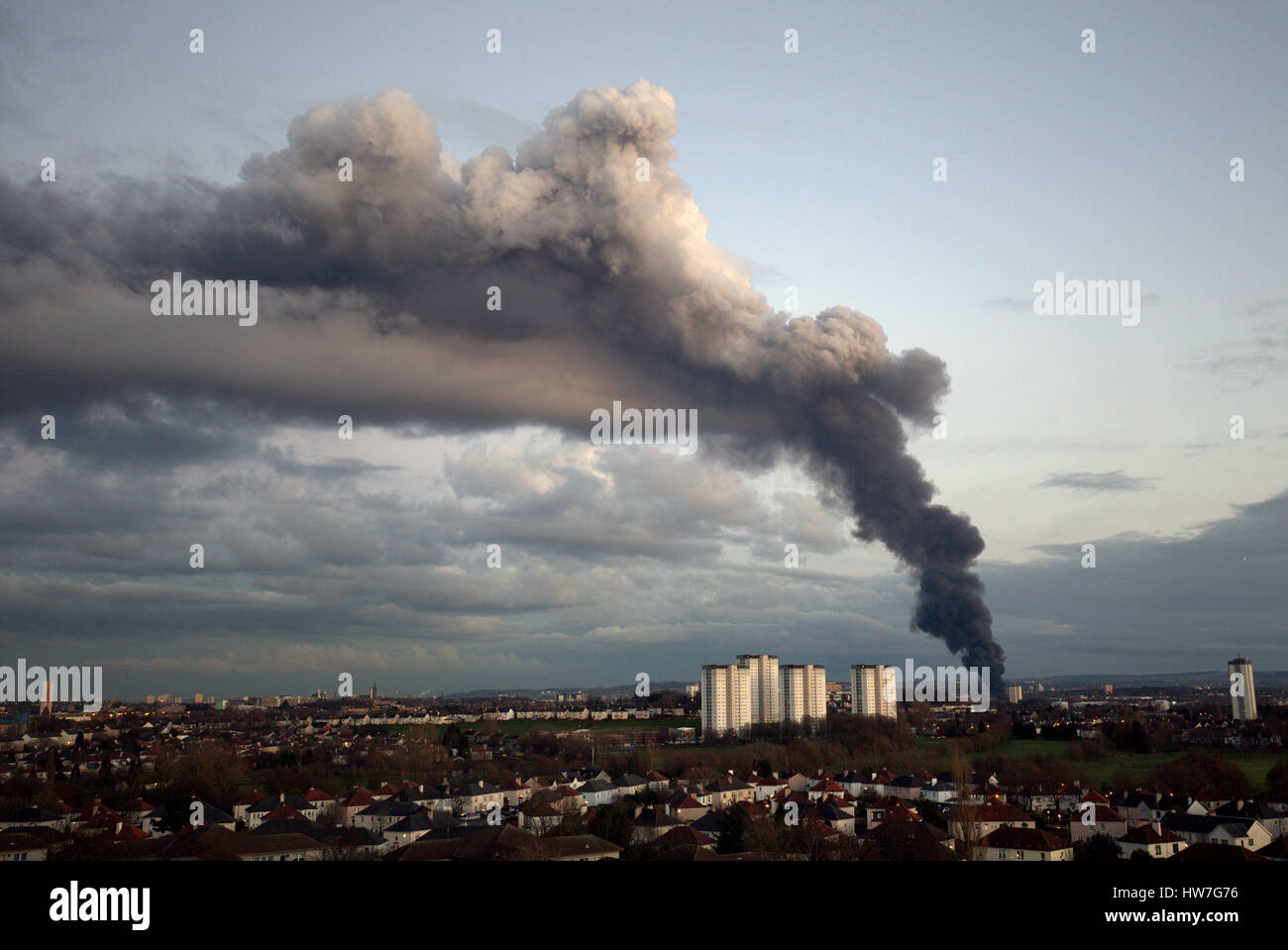 Govan Reifen Feuer Gesundheitsrisiko Rauch über Stadt Stockfoto