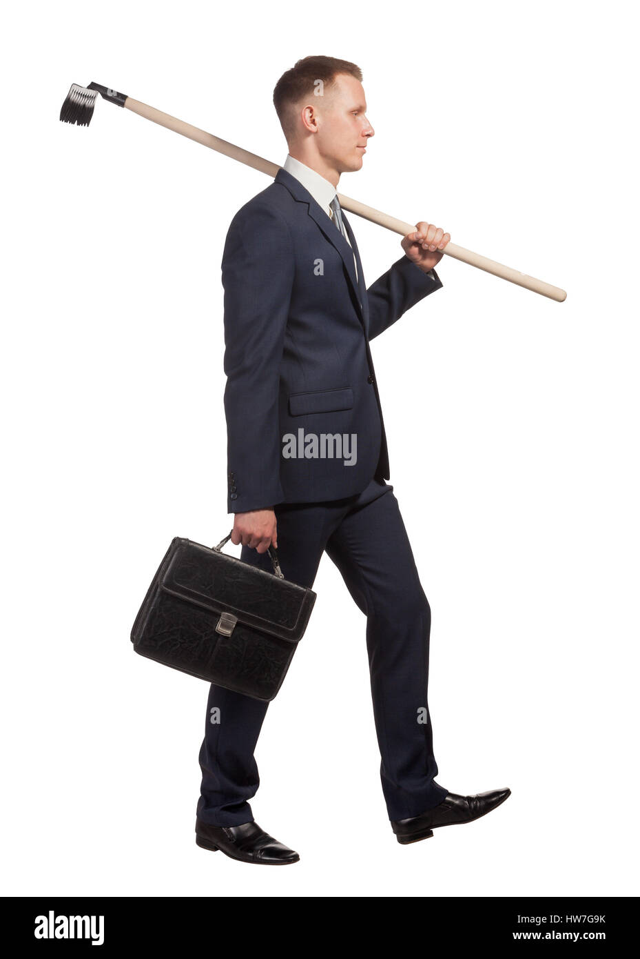 Junger Geschäftsmann mit Aktenkoffer und Harke auf dem weißen Stockfoto