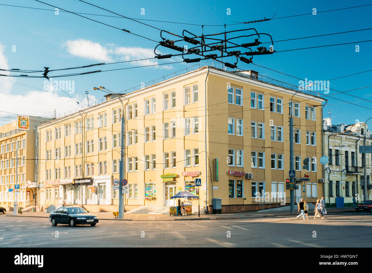 Gomel, Weißrussland - 10. August 2016: Sowjet-Ära Gebäude gemalt gelb auf Lenin Avenue Straße in sonnigen Sommertag in Gomel, Weißrussland Stockfoto