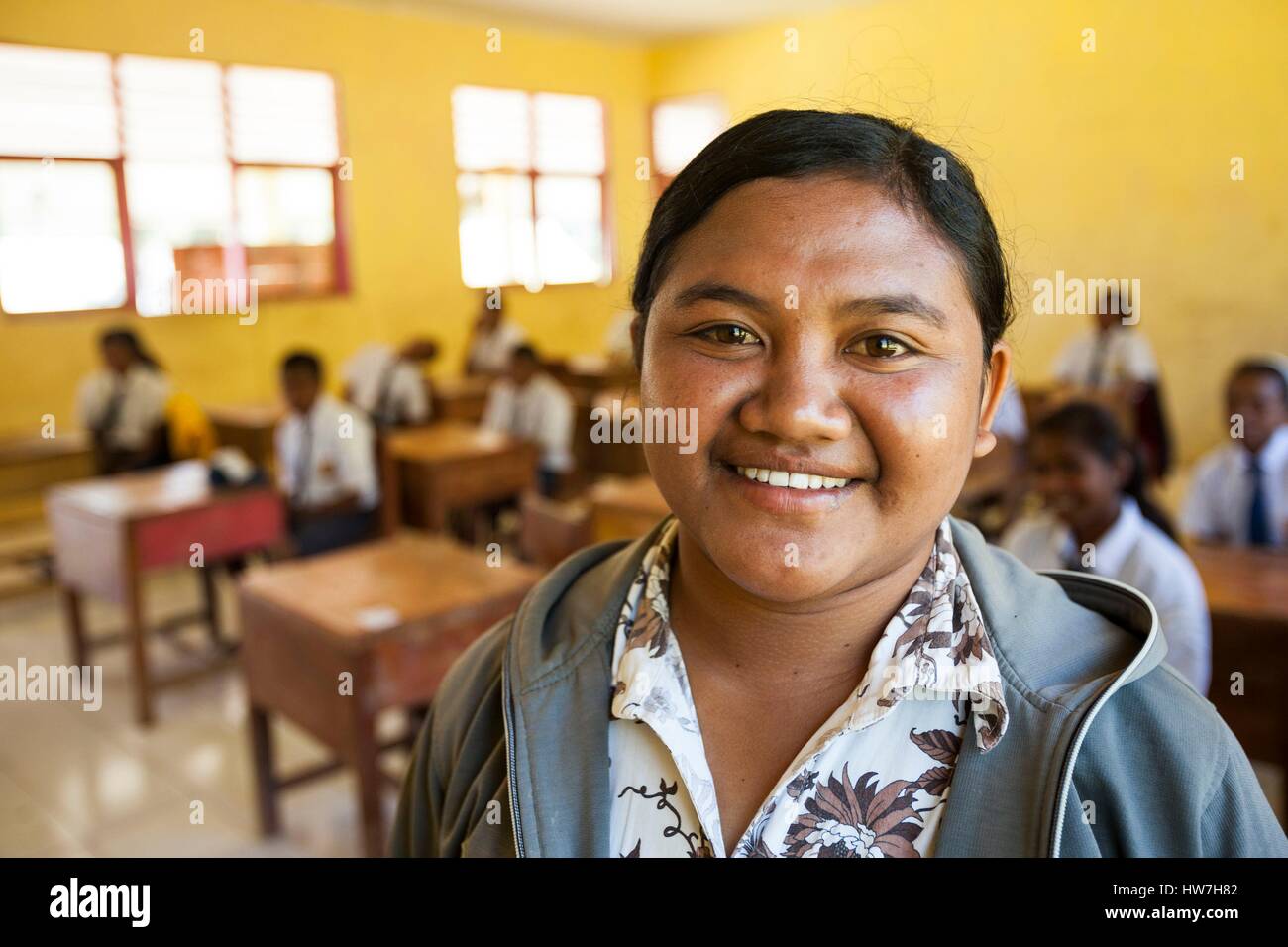 Indonesien, Ost-Nusa Tenggara, West-Timor, South Central Timor Regency, Nenas, Lehrerin im Klassenzimmer Stockfoto