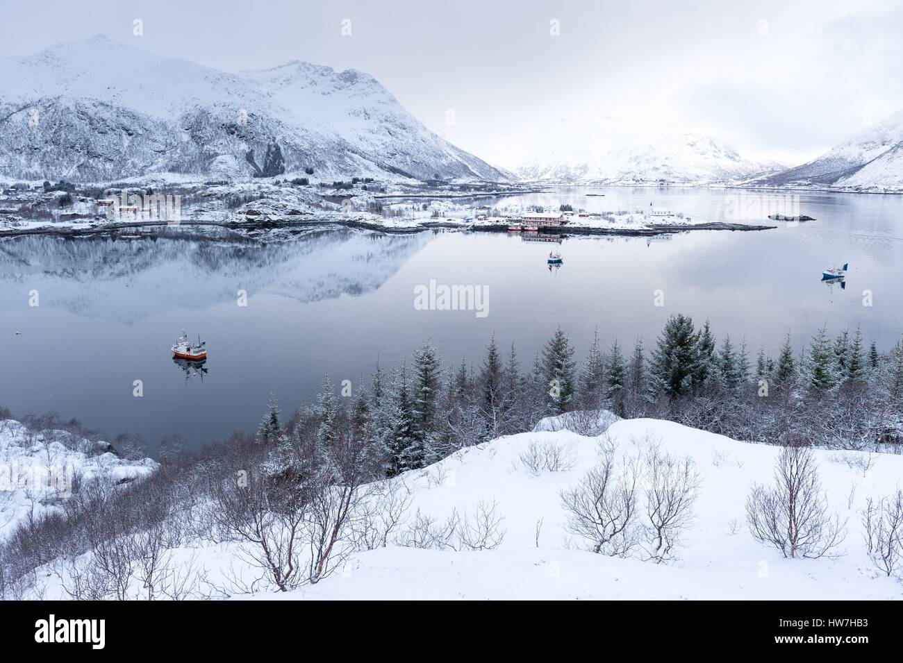 Norwegen, Nordland, Lofoten Inselgruppe, Austvagoya Island, Sildpollnes Kirche und Austnesfjord Stockfoto