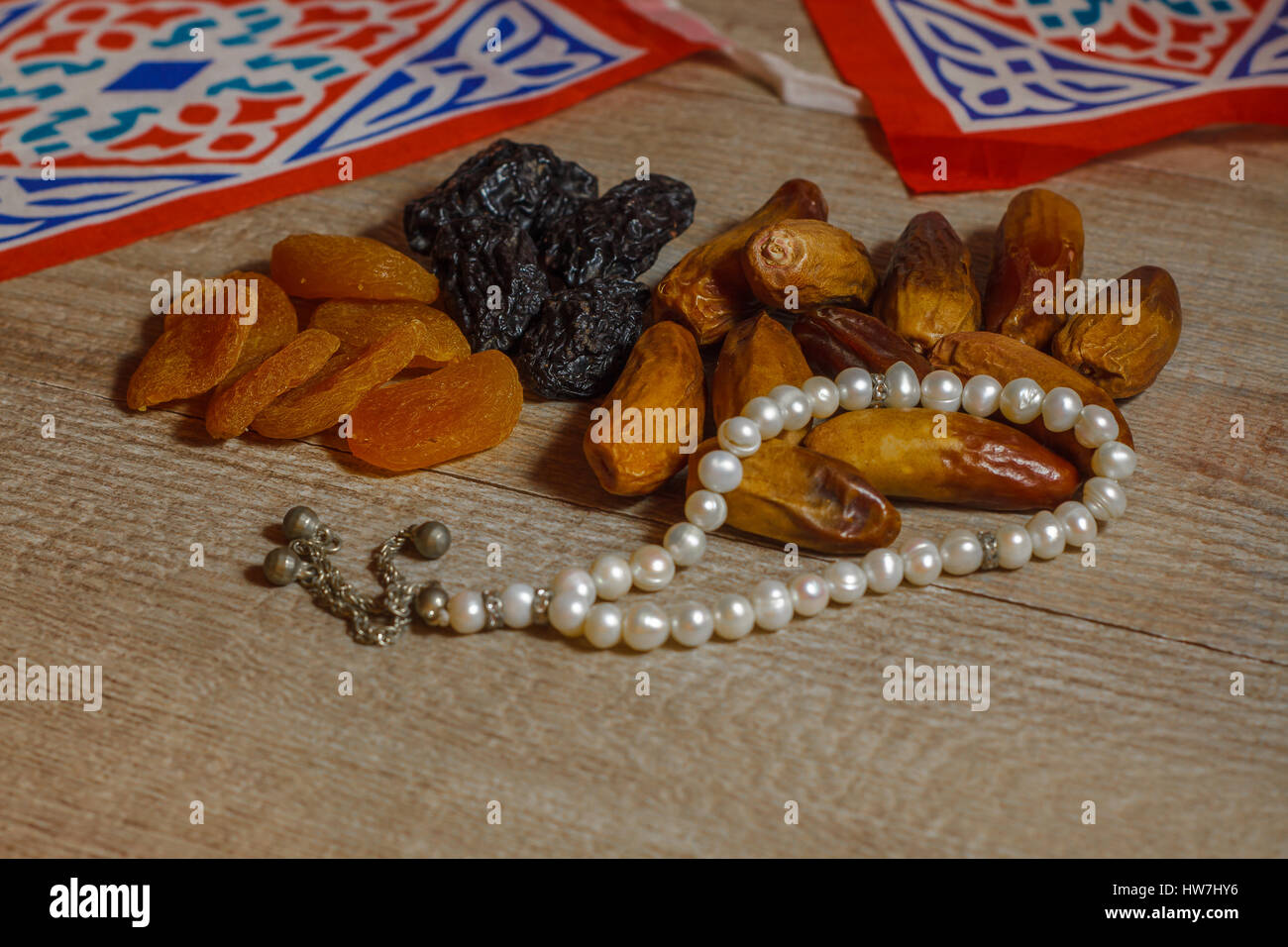 Ramadan-Dekorationen mit trockenen Datteln und getrocknete Früchte Stockfoto