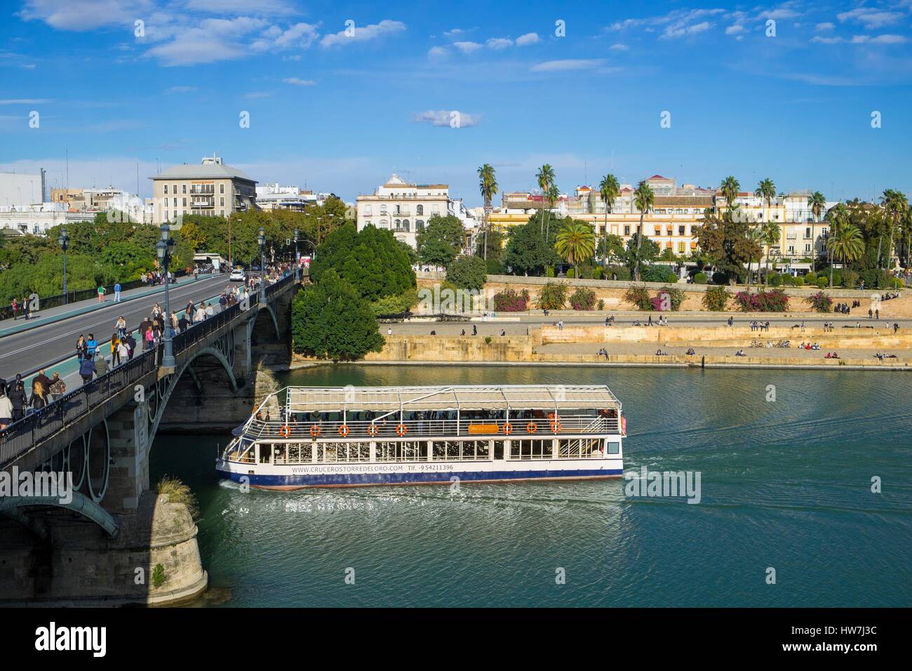 Spanien, Andalusien, Sevilla, die Brücke von Isabel II oder Triana Brücke über den Guadalquivir-Becken, Touristenboot Stockfoto