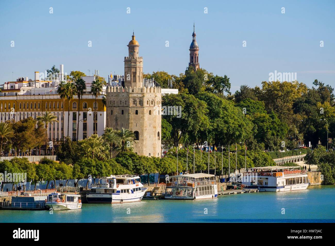 Spanien, Andalusien, Sevilla, am Fluss Guadalquivir, der Goldene Turm (Torre del Oro), ehemalige militärische Aussichtsturm im frühen 13. Jahrhundert gebaut, umgebaut in eine maritime Museum Stockfoto