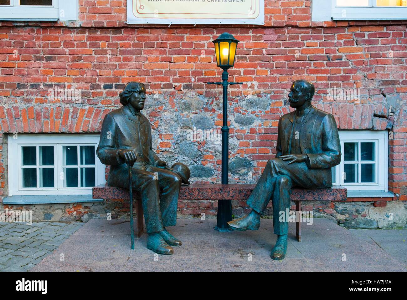 Estland (Baltikum), Tartu Region, Tartu, Statue of Oscar Wilde und Eduard Vilde, Cafe Wilde Stockfoto