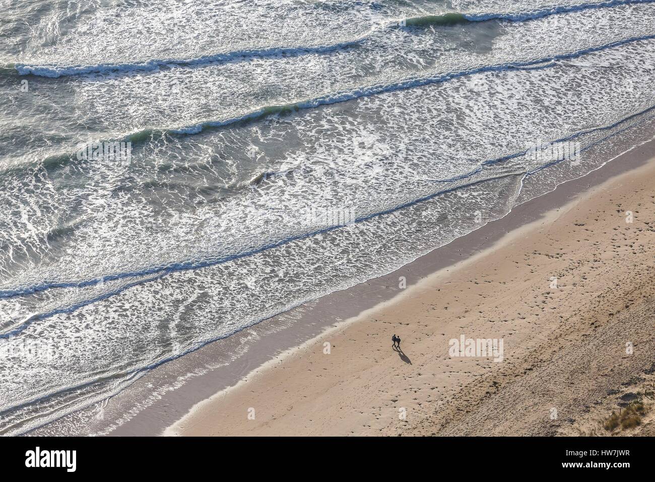 Frankreich, Vendee, La Tranche Sur Mer, Wellen am Strand (Luftbild) Stockfoto