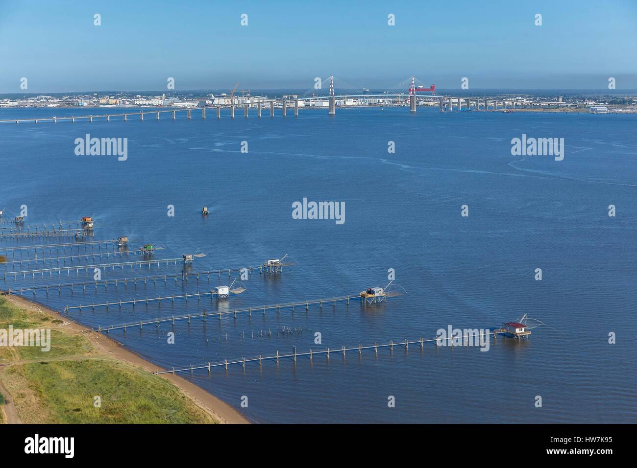 Frankreich, Loire-Atlantique, Saint Brevin, Fischerei auf der Loire-Mündung und Saint-Nazaire-Brücke (Luftbild) Stockfoto