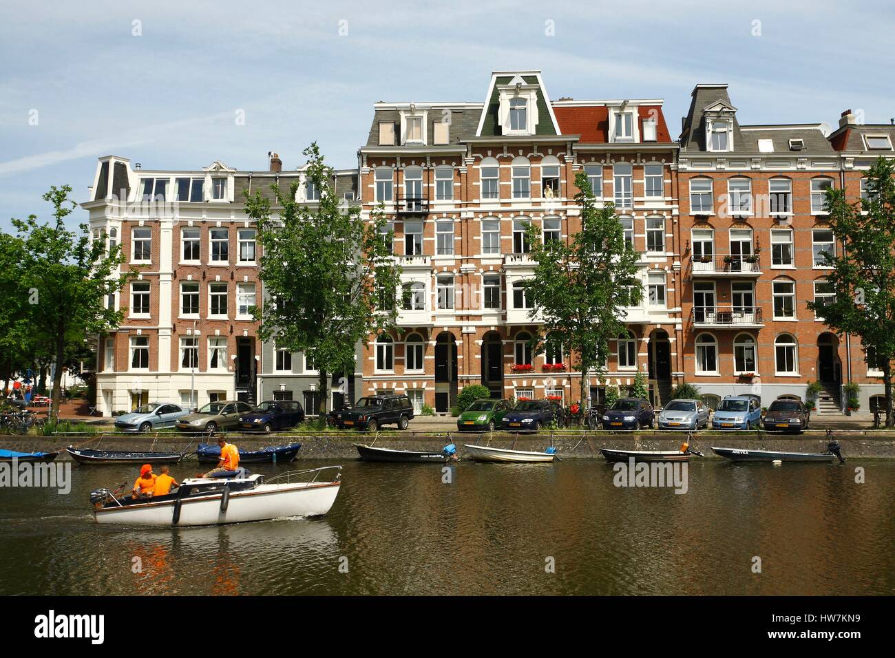 Niederlande, Amsterdam, kleines Boot an einem Kanal in der Nähe der Innenstadt Stockfoto