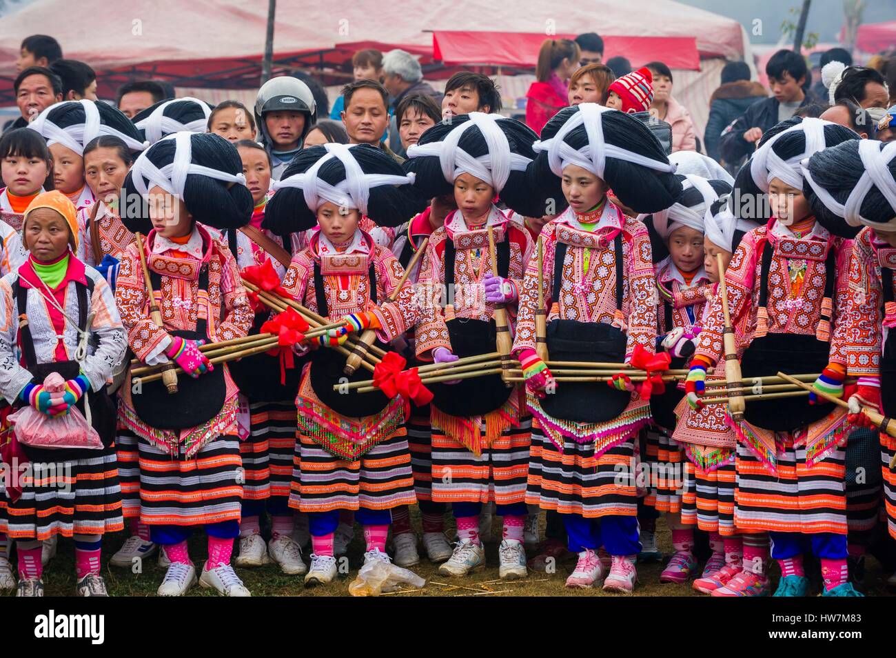 Guizhou, China, Suoga, Langga Dorf, Festival der gehörnten Miaos, Parade der jungen Frauen Stockfoto