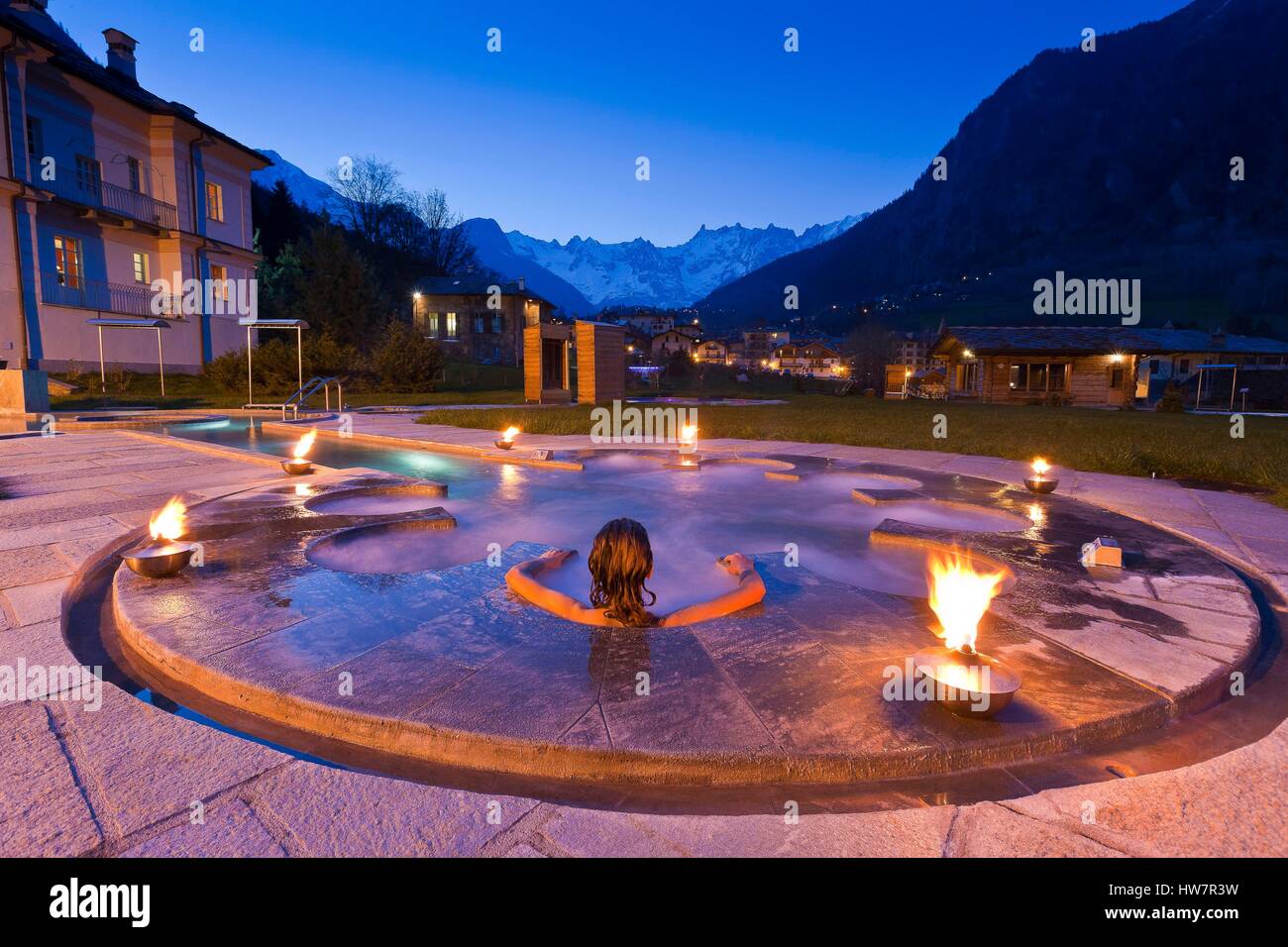 Die Bäder von Pre Saint Didier, im freien Frau in Bad, Courmayeur, Valle d ' Aosta, Italien Stockfoto
