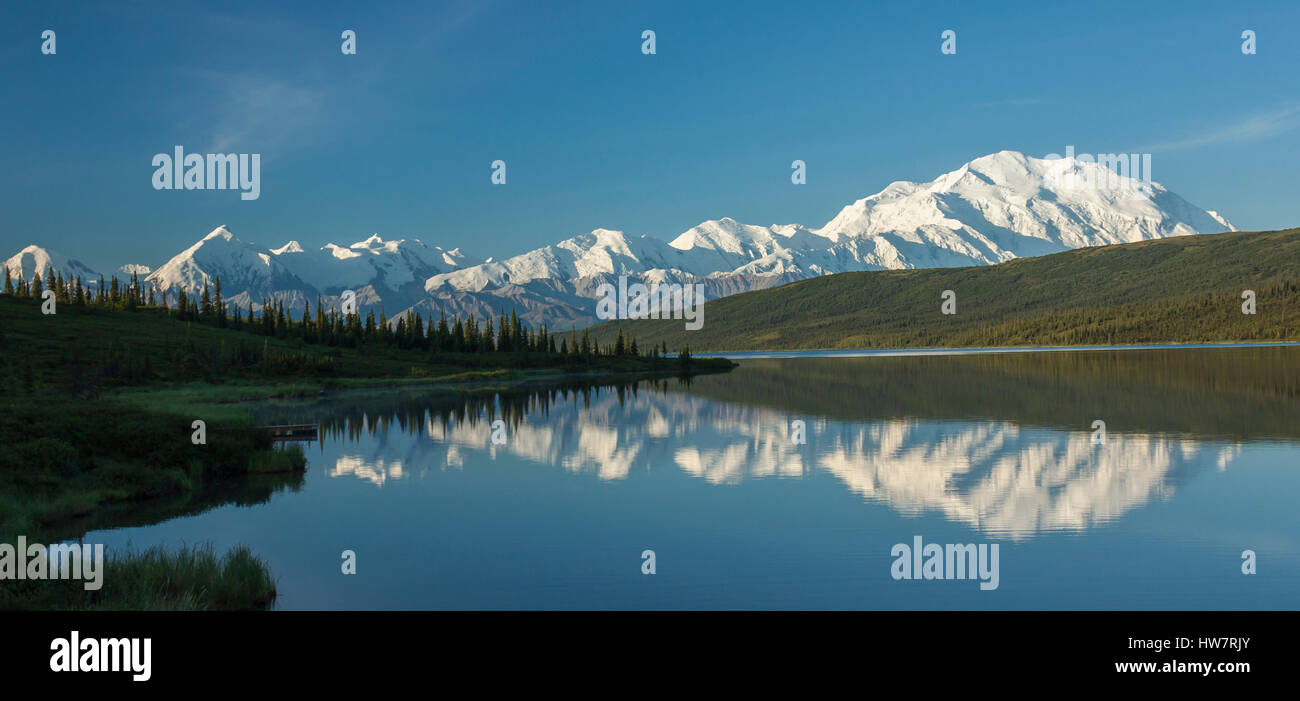 Die Alaska Range spiegelt sich in Wonder Lake, Denali-Nationalpark, Alaska. Stockfoto