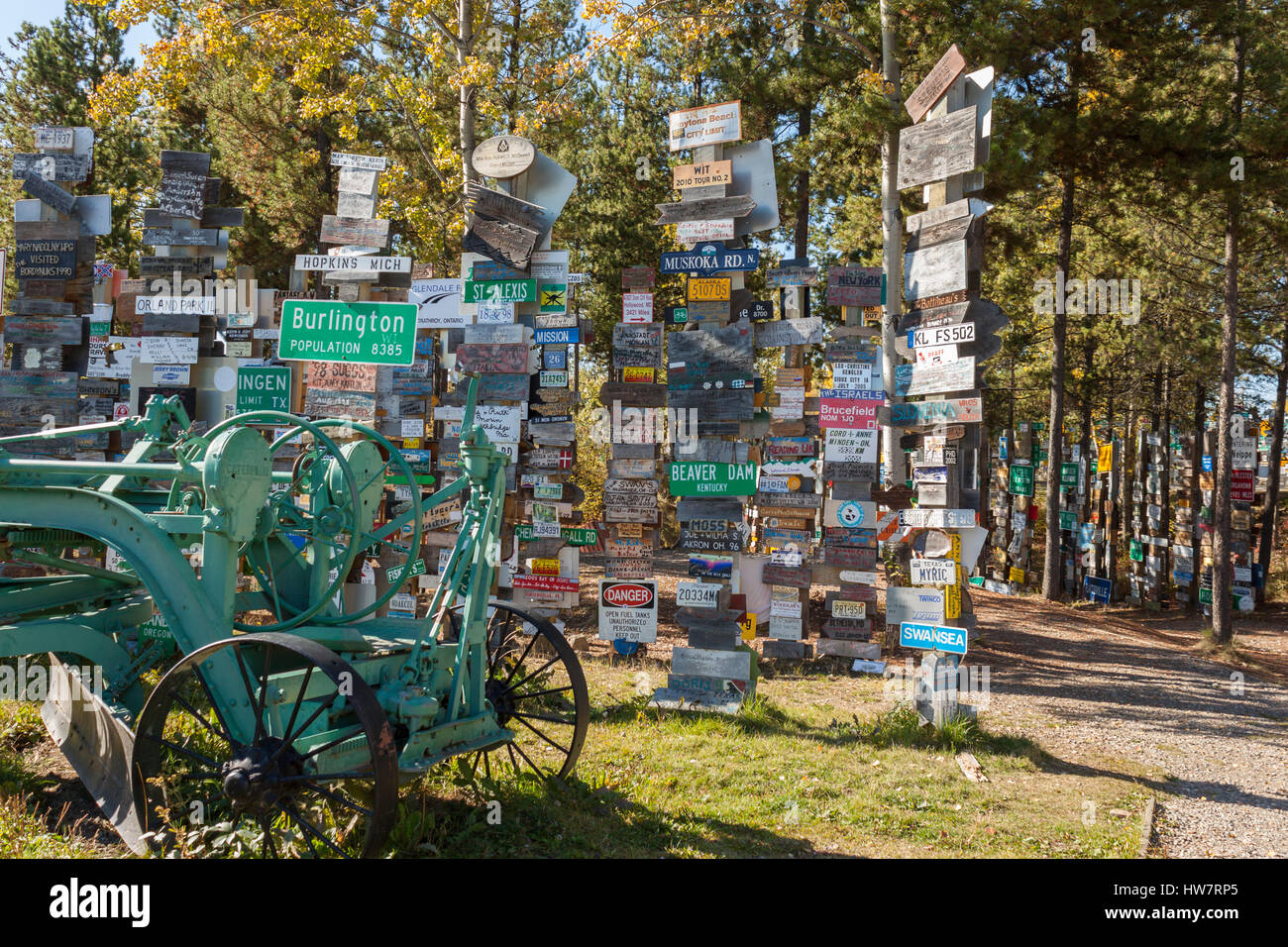 WATSON LAKE, Kanada - 13. September 2010: Zeichen Wald dekoriert von Reisenden über den Alaska Highway. Stockfoto