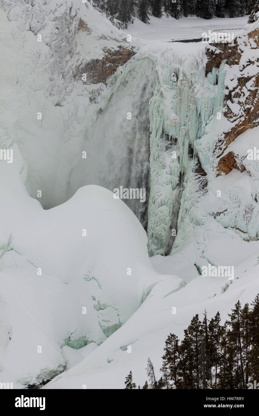 Lower Falls des Yellowstone im Winter Eis, Yellowstone-Nationalpark. Stockfoto