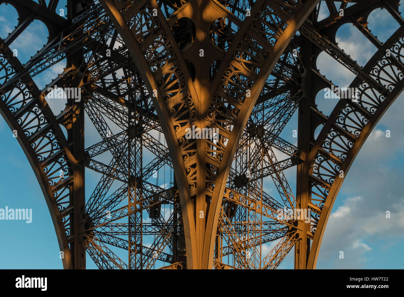 PARIS, Frankreich - 2. Oktober 2016: Stahl Detailarbeit auf dem Eiffelturm bei Sonnenuntergang hautnah. Stockfoto