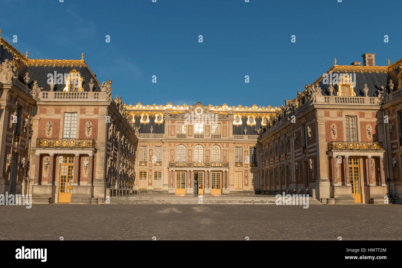 VERSAILLES, Frankreich - 5. Oktober 2016: Fassade des Schlosses von Versailles vor die Massen ankommen. Stockfoto