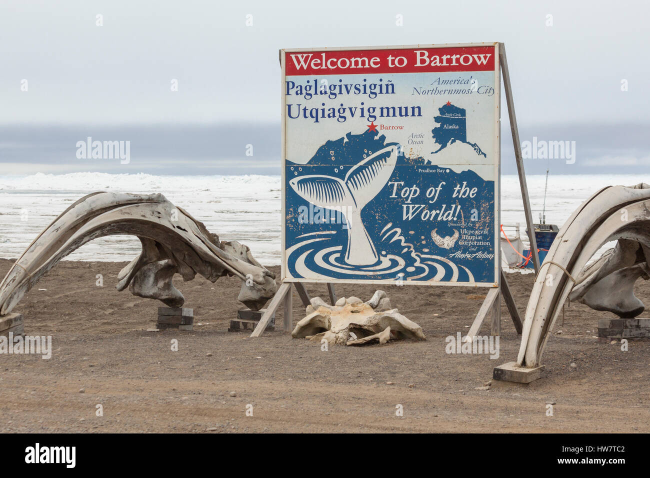 BARROW, ALASKA - 3. Juni 2012: Willkommen Sie Schild am Strand von der Tschuktschensee. Stockfoto
