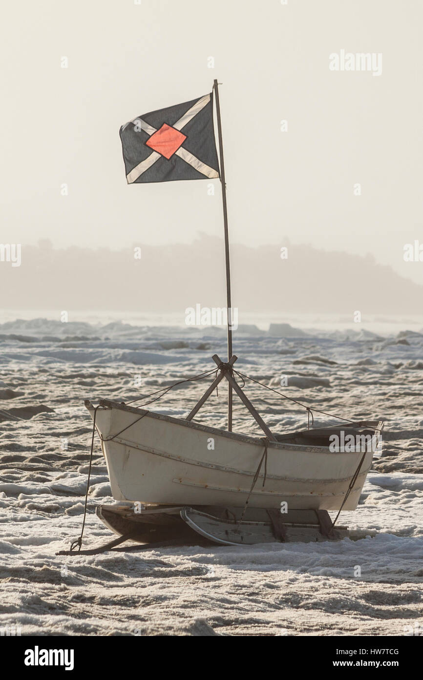 Eine aufrechte Umiaq mit einer erhöhten Flagge signalisiert eine erfolgreiche Wal Jagd im Frühjahr in Barrow, Alaska. Stockfoto
