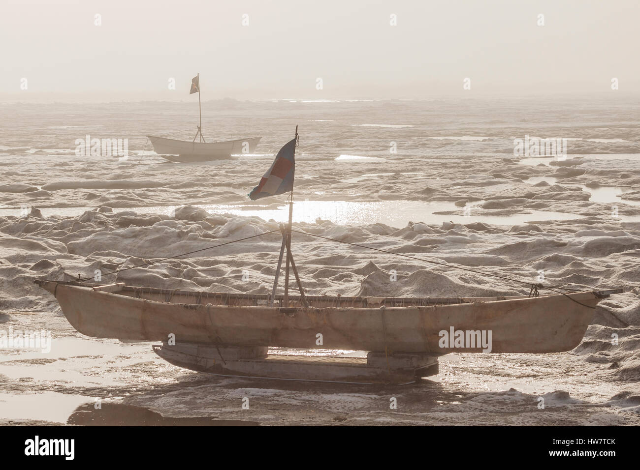 Eine aufrechte Umiaq mit einer erhöhten Flagge signalisiert eine erfolgreiche Wal Jagd im Frühjahr in Barrow, Alaska. Stockfoto