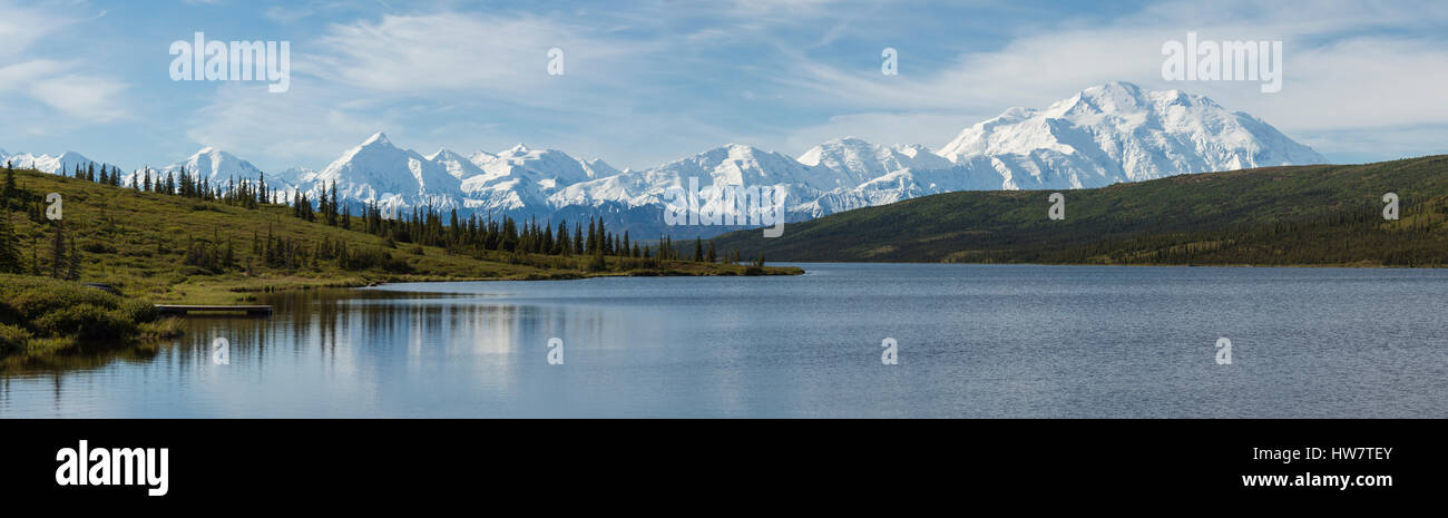 Die Alaska Range und Wonder Lake im Denali-Nationalpark, Alaska. Stockfoto