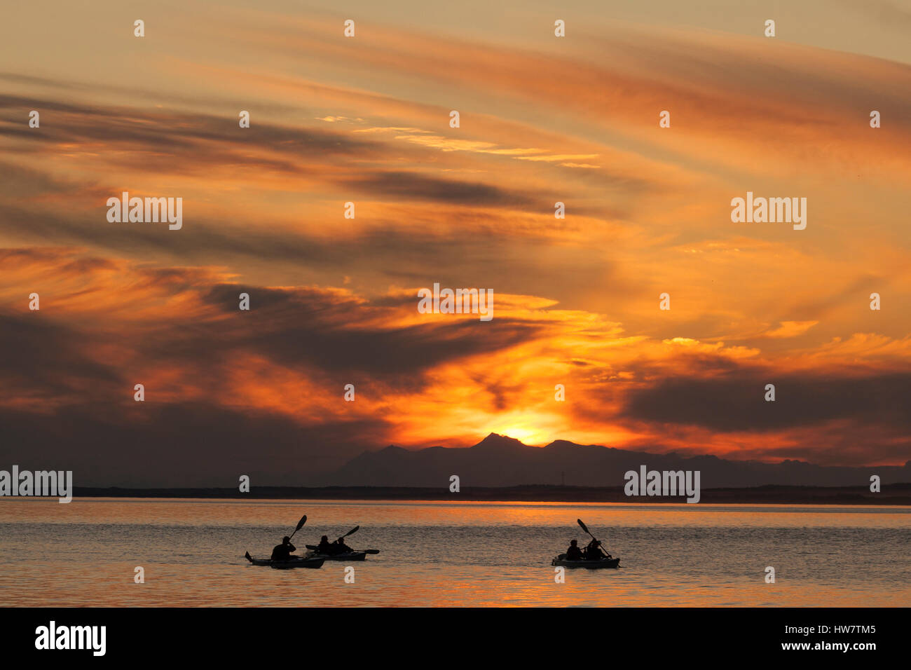 Kajakfahren auf Skilak See bei Sonnenuntergang, Alaska. Stockfoto