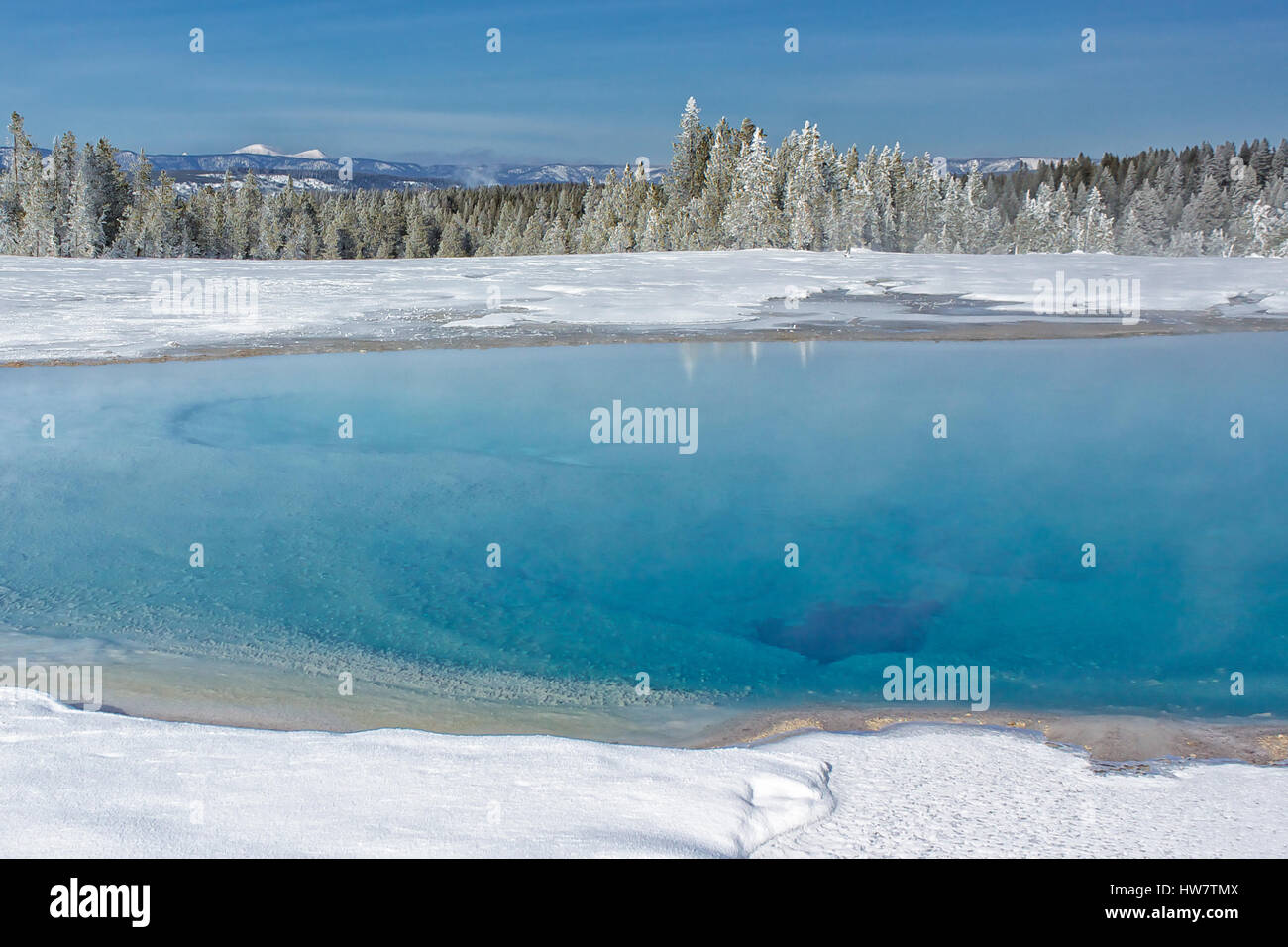 Türkisfarbenen Pool im Winter im Yellowstone-Nationalpark, Wyoming. Stockfoto