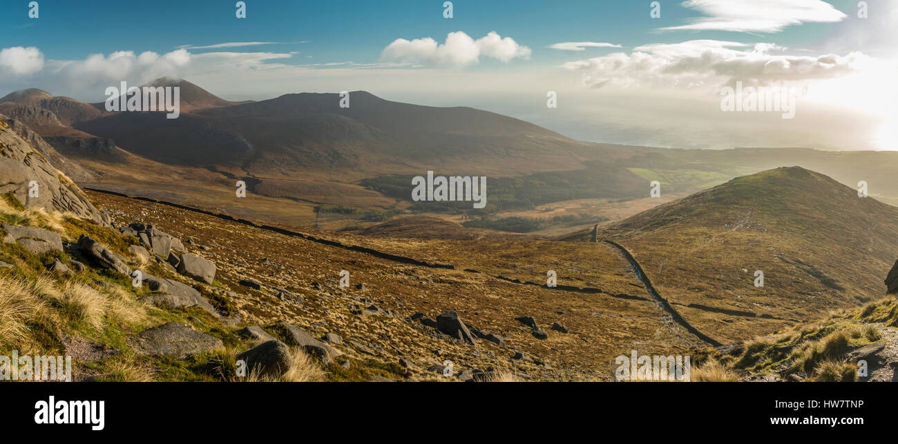 Mourne Mountains von den Hängen des Slieve Binnian, County Down, Nordirland. Stockfoto