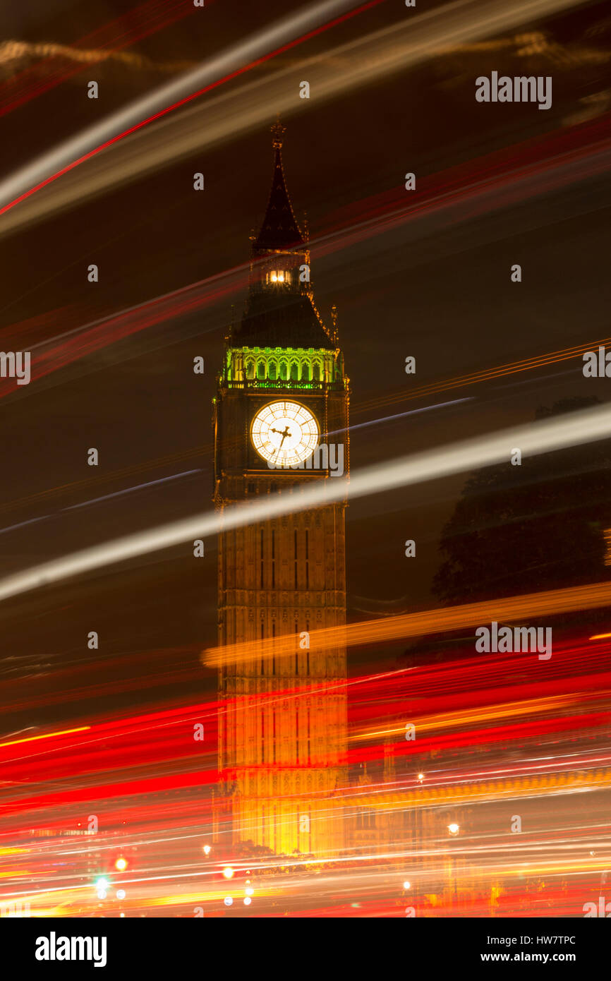 LONDON, ENGLAND - 24. Oktober 2016: Big Ben durch den Verkehr in der Nacht. Stockfoto