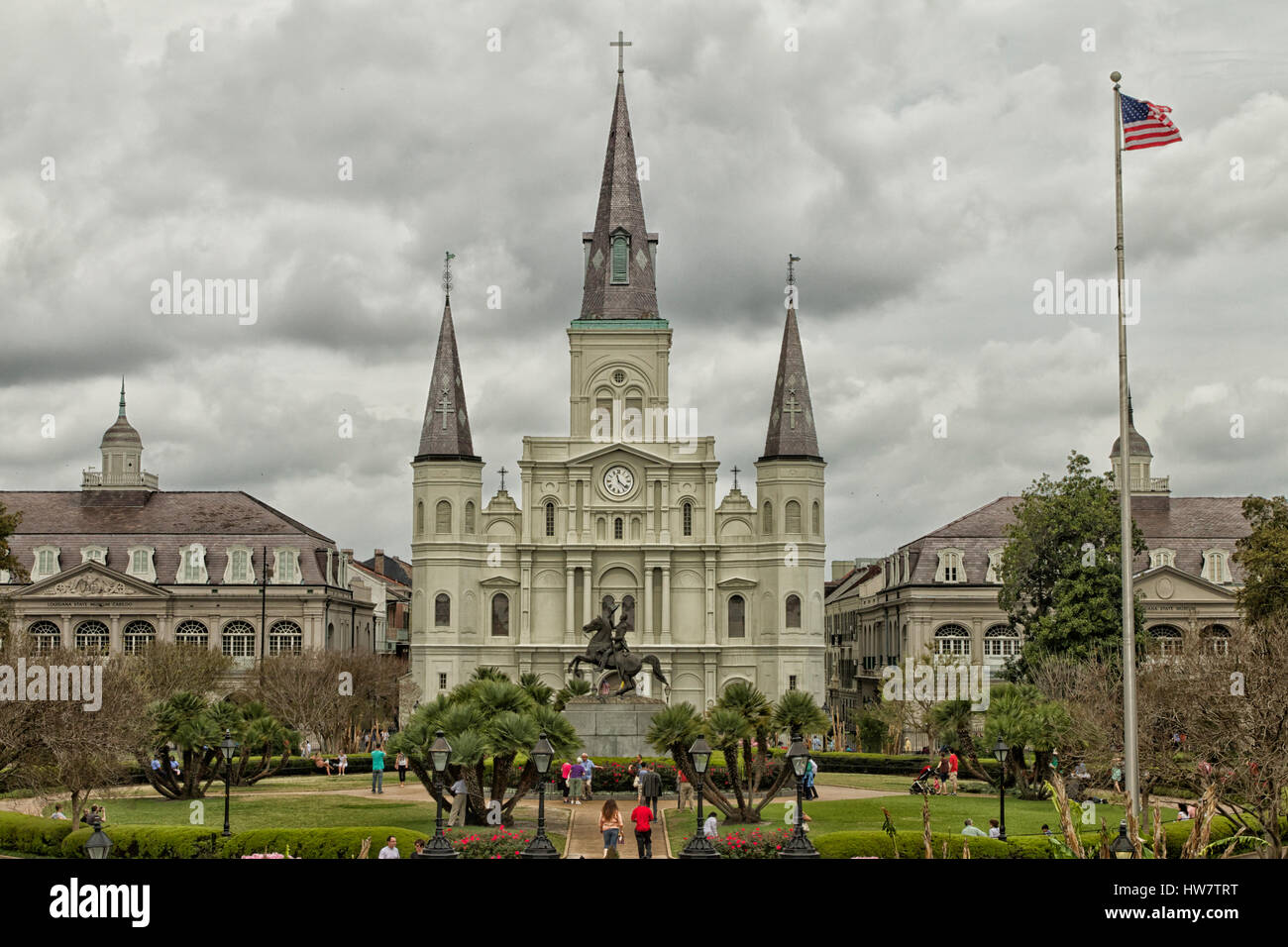 NEW ORLEANS, LOUISIANA - 3. April 2014: St. Louis Cathedral und Jackson Square. Stockfoto