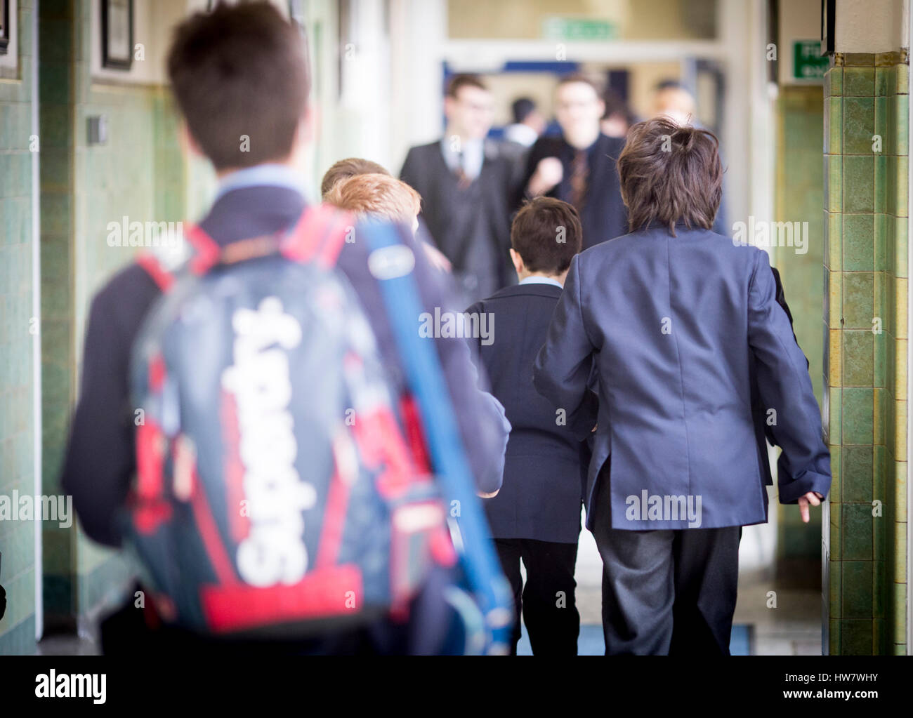 männliche Schüler gehen auf eine Schule-Korridor Stockfoto