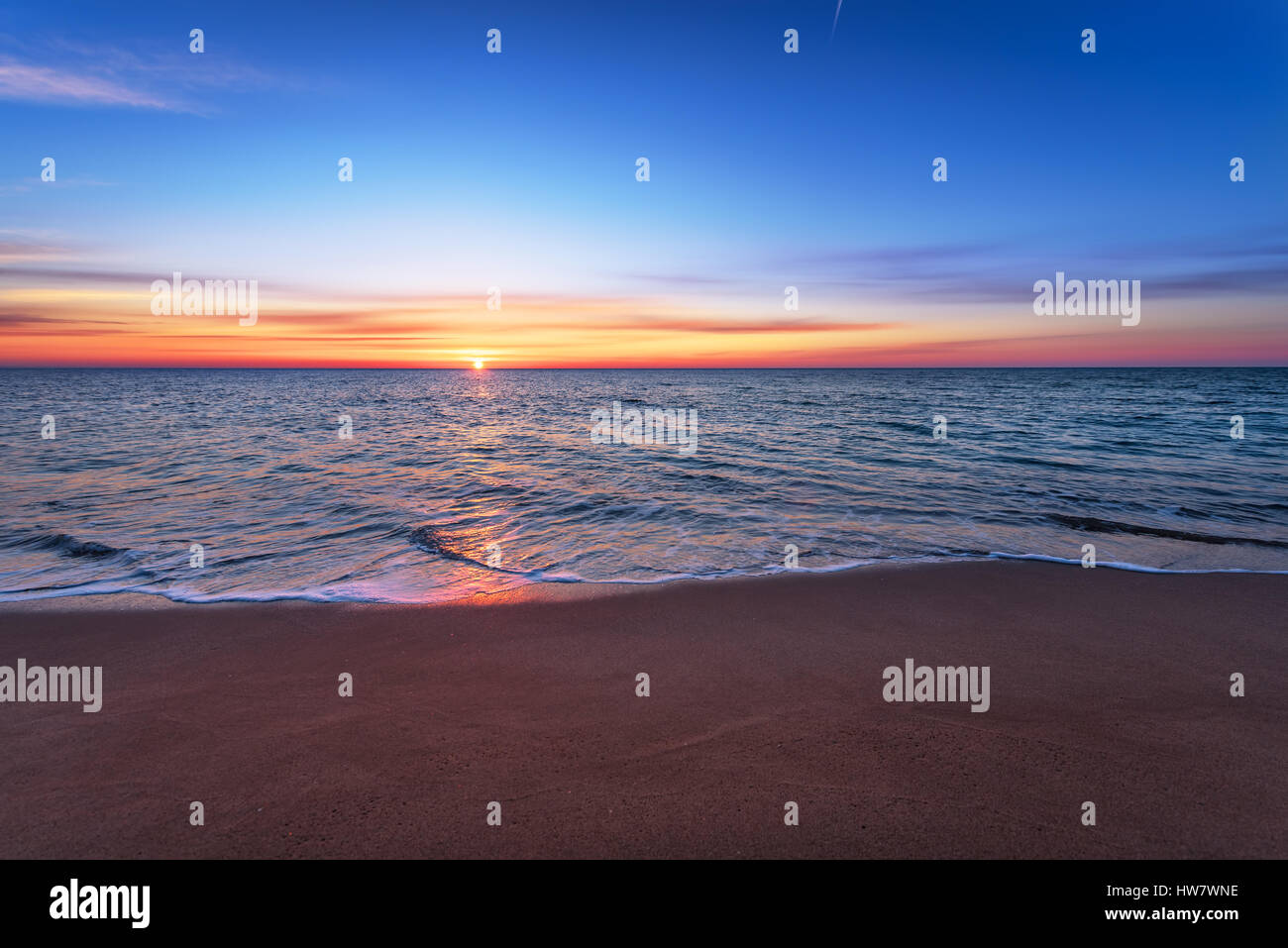 Brillante Ozean Strand Sonnenaufgang. Stockfoto