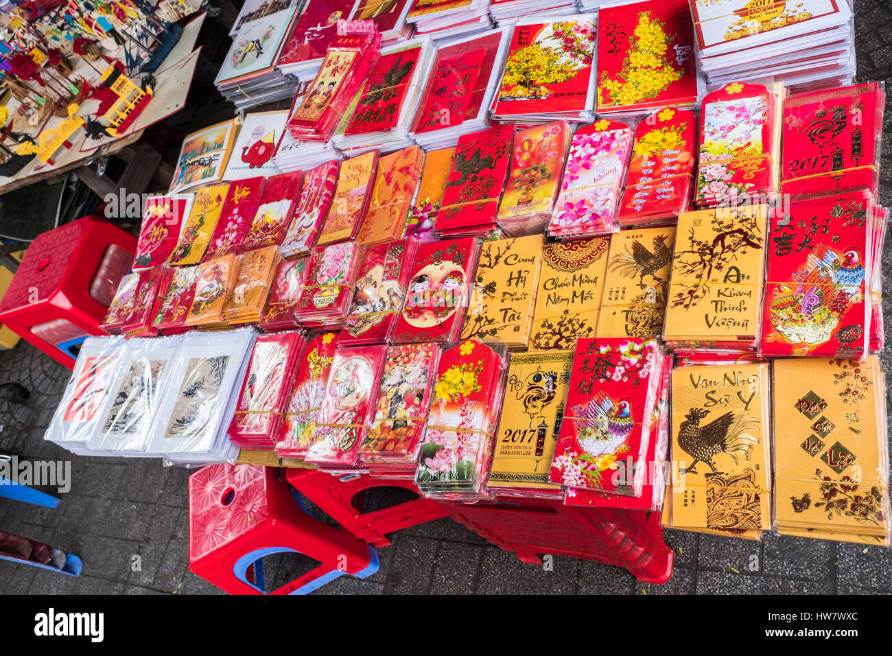 Viel Glück Geld Umschläge für Tet zum Verkauf an der Straße stand, Ho-Chi-Minh-Stadt, Vietnam Stockfoto