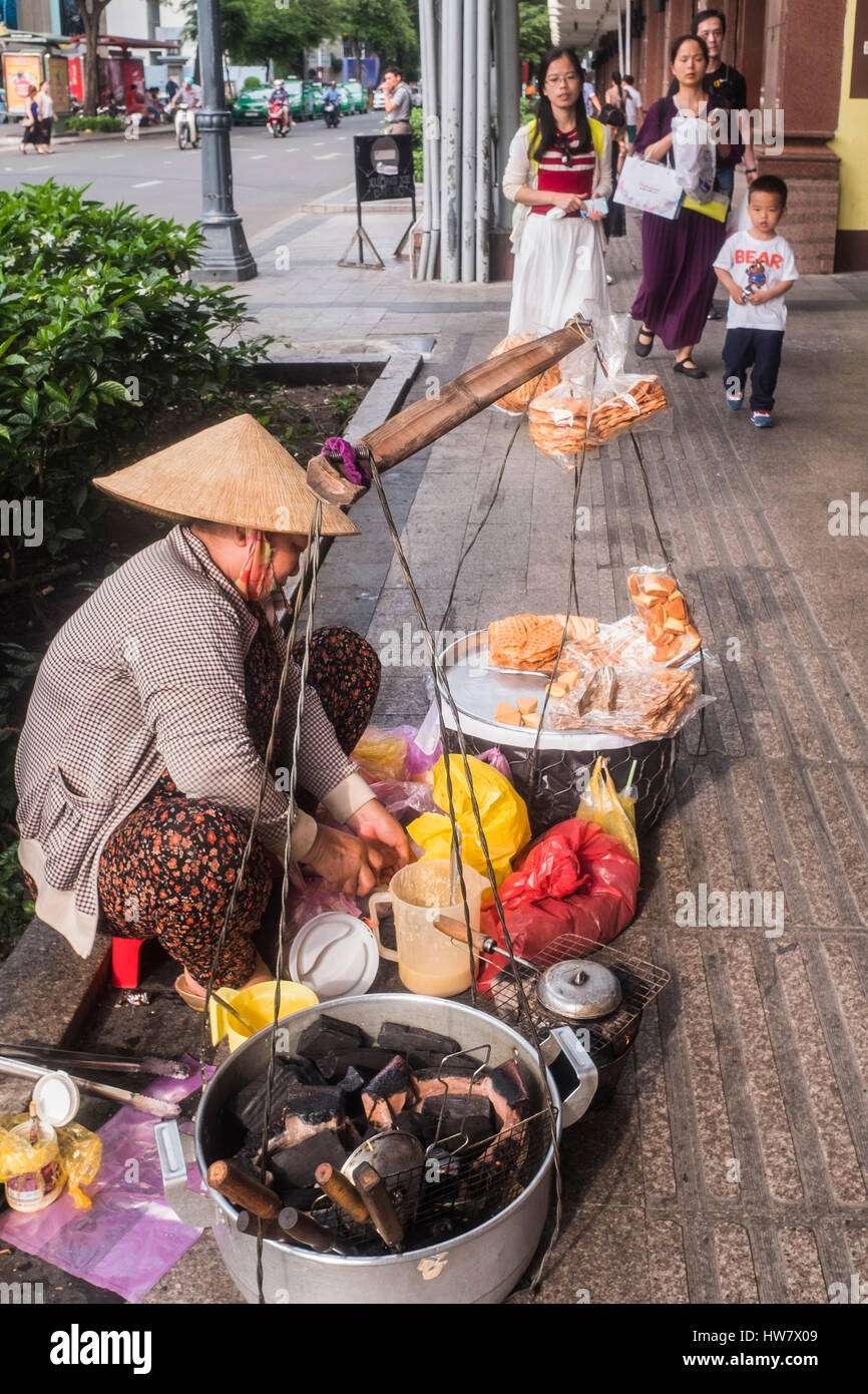 Frau verkaufen Essen auf der Straße, Ho-Chi-Minh-Stadt, Vietnam Stockfoto