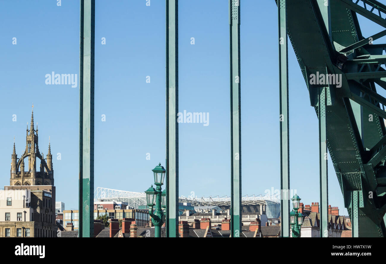 Ansicht der Kathedrale St. Nikolaus von Tyne Bridge mit St James' Park Stadion entfernt. Newcastle Upon Tyne, England, Vereinigtes Königreich Stockfoto