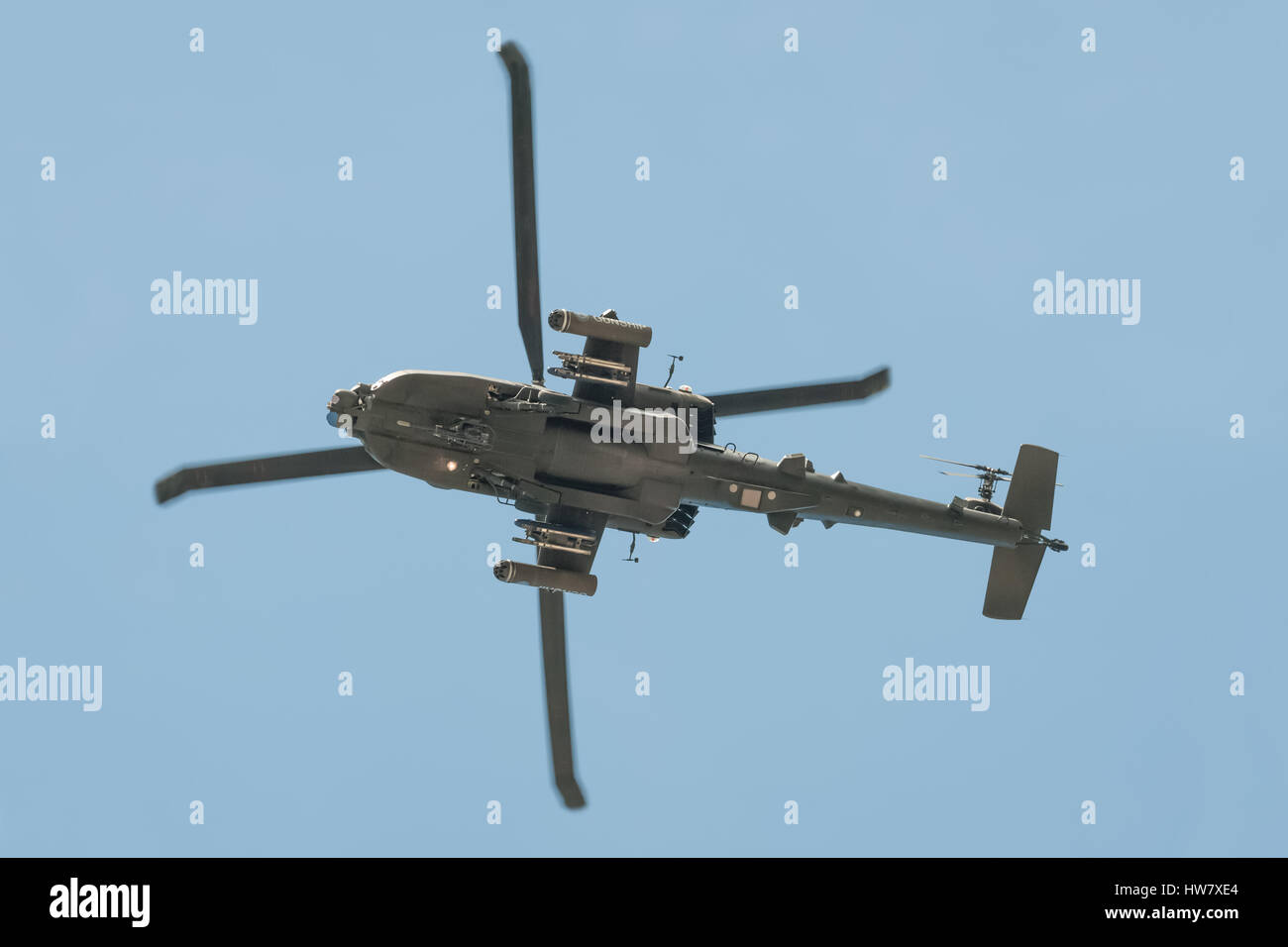 Unterseite einer Boeing AH-64 Apache Kampfhubschrauber, die Ankunft in Farnborough, England in einem klaren blauen Himmel. Stockfoto